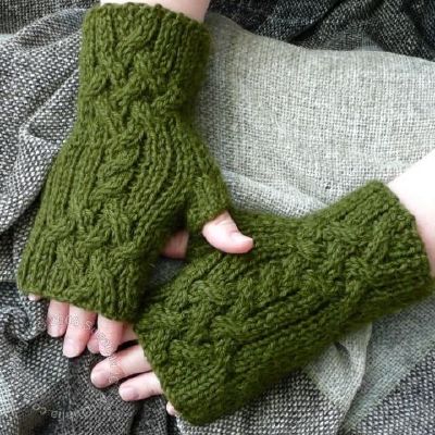 Trenza Mitts by Susanna IC, free pattern, photo © ArtQualia